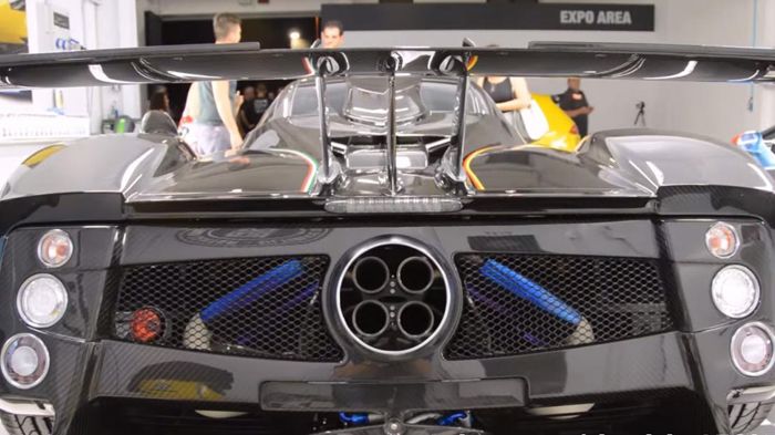 Στην πίσω όψη κυριαρχούν ο τεράστιος πίσω διαχύτης και η ευμεγέθης σταθερή αεροτομή. 